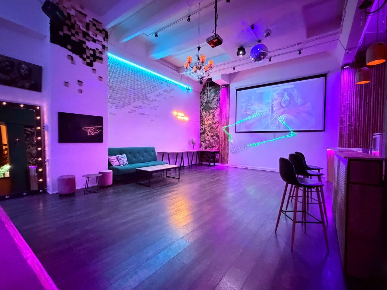 Фотография площадки Лофт в центре Москвы с высоким потолком и зоной кухни 4