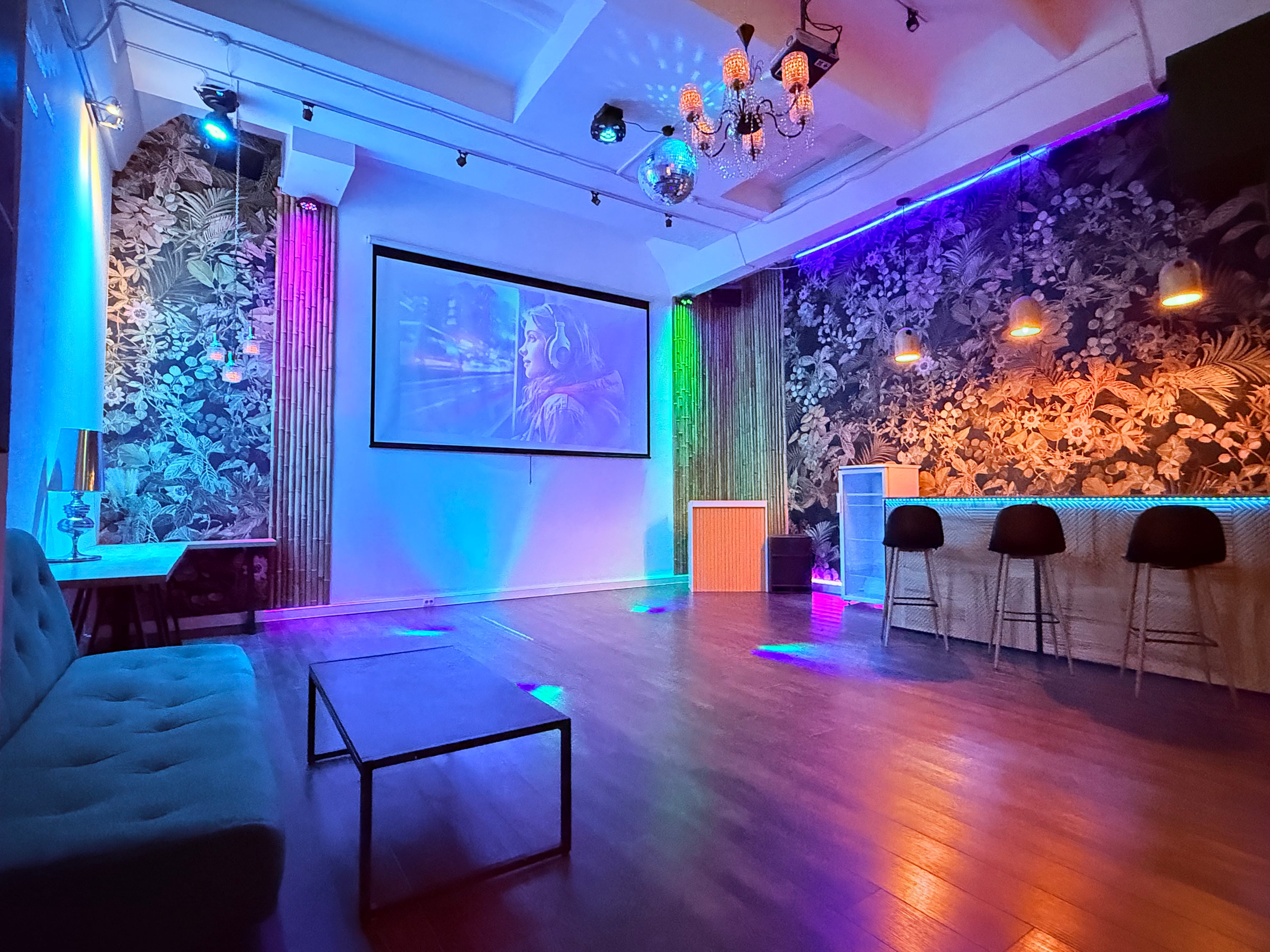 Фотография площадки Лофт в центре Москвы с высоким потолком и зоной кухни